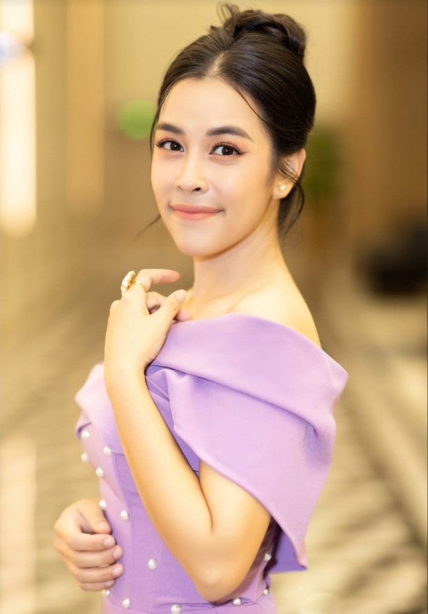 Cô cho biết chương trình Ca Sĩ Mặt Nạ là cách cô bước ra ánh sáng. Nữ giảng viên thanh nhạc nhắn gửi các học trò hãy tự tin bước ra ánh sáng. 