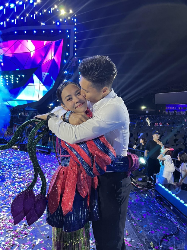 Cô ăn mừng chiến thắng trong vòng tay ông xã - Quốc Nghiệp ngay trên sân khấu