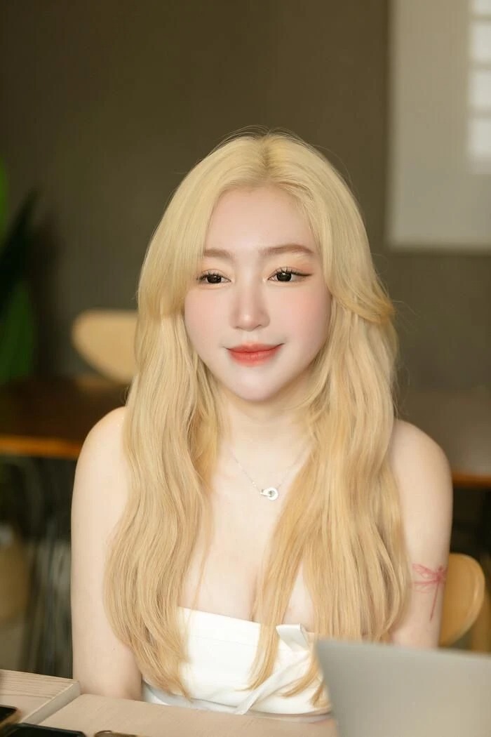 Elly Trần là cái tên nhận được sự quan tâm của đông đảo dân mạng thời gian gần đây.