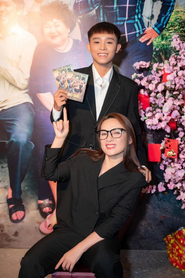 Hồ Văn Cường được sự dìu dắt của mẹ nuôi Phi Nhung sau chương trình âm nhạc.