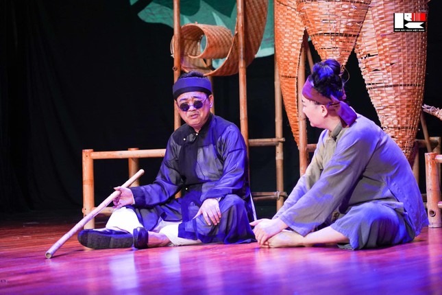 NSƯT Quốc Khánh trong vở Nghêu, Sò, Ốc, Hến của Nhà hát Kịch Việt Nam.