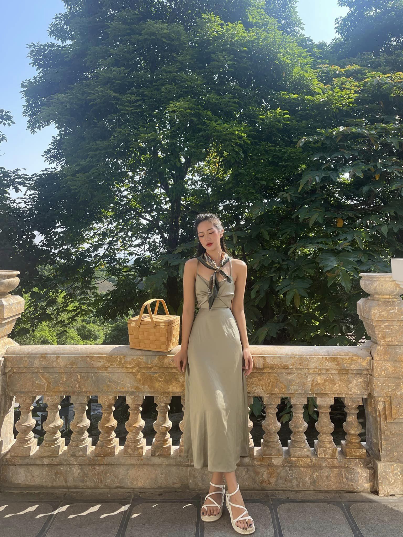 Khi thì Đan Chi diện khỏe khoắn, cá tính với những bộ cánh thể thao. Khi thì cô nàng sinh năm 1997 này hóa công chúa với những bộ đầm dịu dàng, nữ tính.