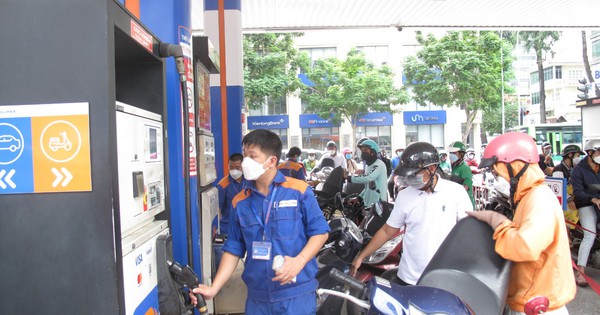 Gần 2 tháng qua, trên địa bàn TP HCM liên tục thiếu xăng dầu - Ảnh: N.Phan