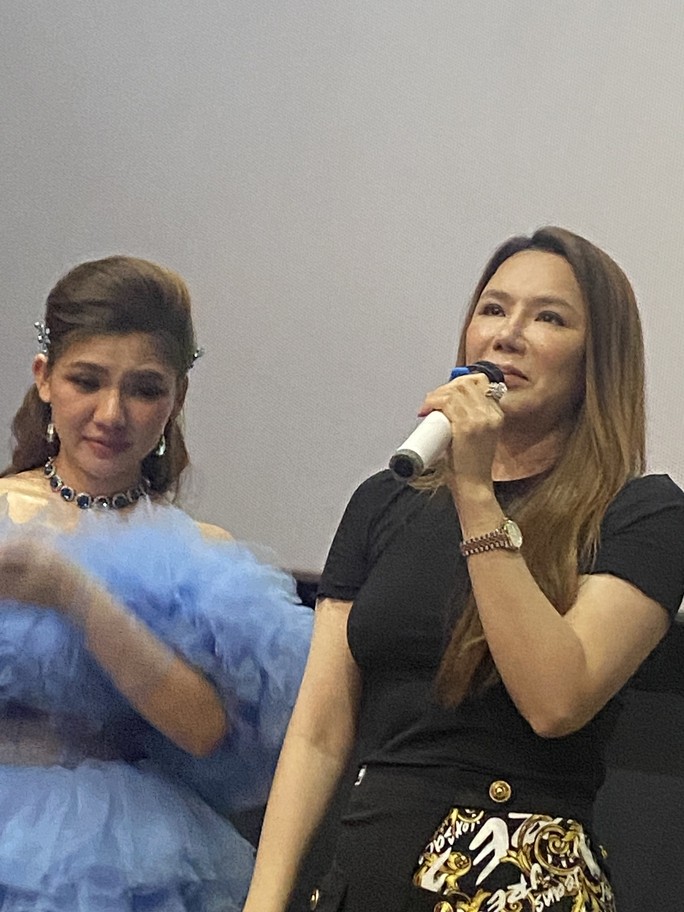 Nhan sắc Hồ Quỳnh Hương qua camera thường