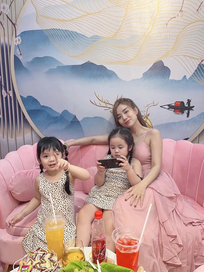 Trên trang cá nhân người đẹp thường xuyên cập nhật những khoảnh khắc đời thường của các con
