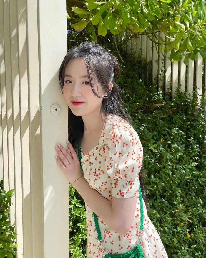 Người đẹp sinh năm 2000 và mang quốc tịch Đài Loan, cô là em út trong nhóm nhạc nữ đình đám (G)-IDLE