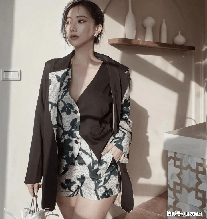 Yan Baby sở hữu nét mặt thanh tú, làn da trắng nõn, nụ cười mê hoặc, khiến cho bất kỳ ai nhìn lần đầu tiên cũng đều phải trầm trồ.