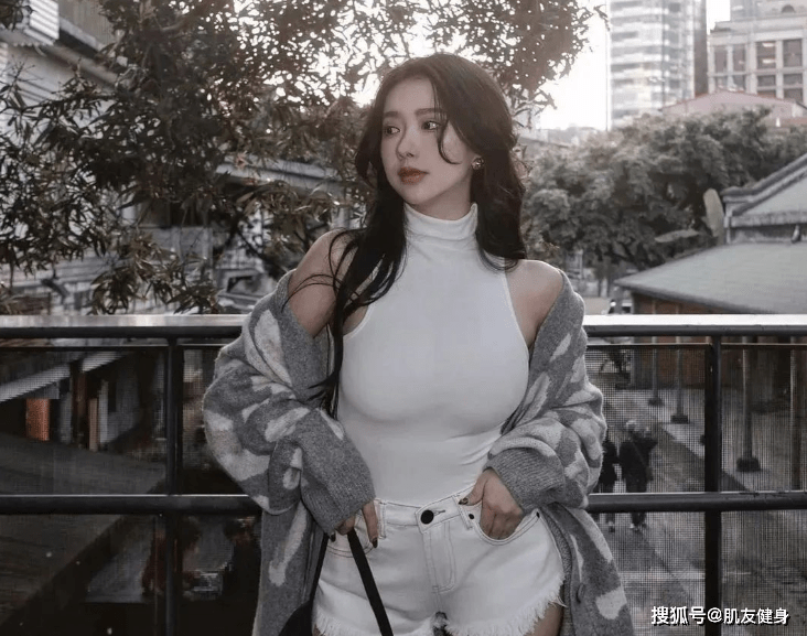 Được biết để có thân hình như hiện tại, cô nàng đã gắn bó với bộ môn gym trong suốt thời gian dài.