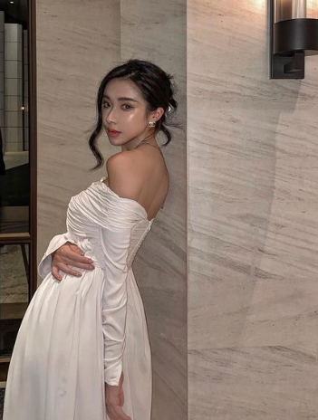 Trên trang cá nhân, cô thường xuyên có những hình ảnh check in ở nhiều địa điểm sang chảnh.