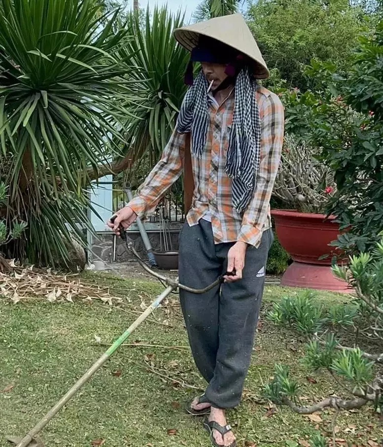 Tháng 3/2022, Hoài Linh xuất hiện gầy guộc khi tất bật với công việc vườn tược.