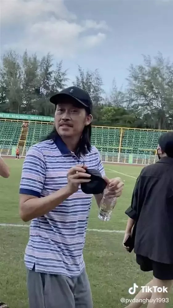 Xuất hiện trong sự kiện bóng đá gây quỹ vào tháng 5/2022, ngoại hình nam nghệ sĩ khiến khán giả không khỏi bất ngờ.