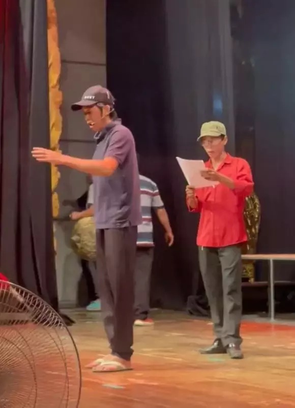 Tuy nhiên, mỗi khi xuất hiện trước công chúng, Hoài Linh vẫn khiến dân mạng xôn xao vì ngoại hình.