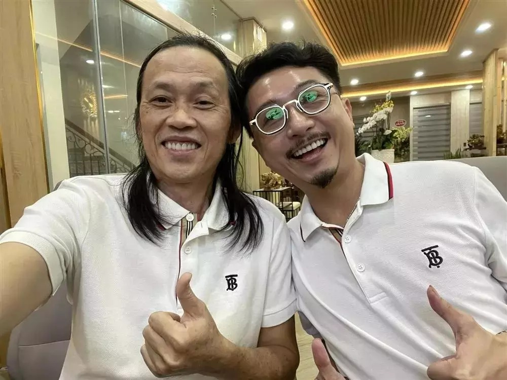 Bức ảnh nam nghệ sĩ bên Hứa Minh Đạt vào cuối tháng 10 vừa qua.