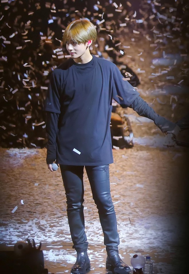 V luôn được biết đến là mỹ nam sở hữu thân hình mảnh mai từ khi ra mắt tới nay