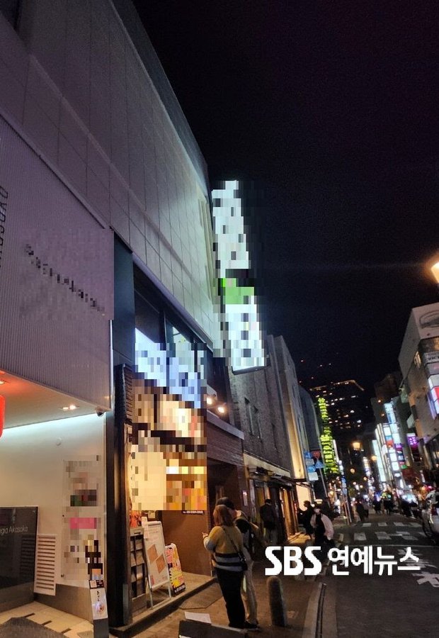 ... với 2 tiếp viên cơ sở giải trí người lớn