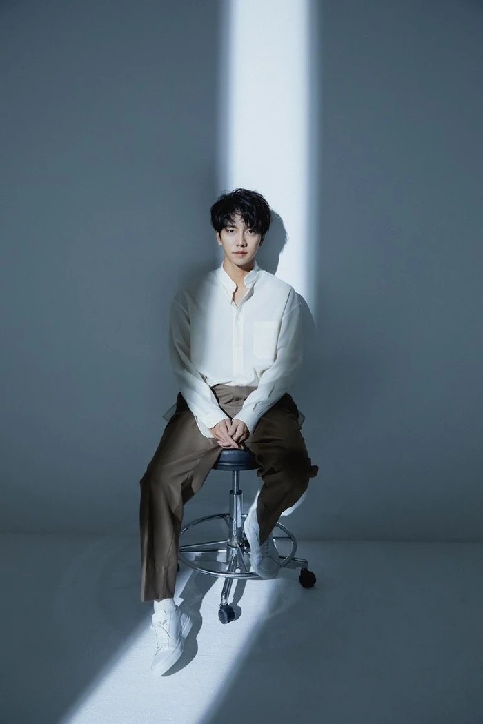 Lee Seung Gi sinh năm 1987, là một ca sĩ, diễn viên, dẫn chương trình và ngôi sao giải trí người Hàn Quốc. Anh sở hữu số lượng lớn các bài hit trong sự nghiệp âm nhạc. Ngoài ra, khán giả Việt Nam còn quen thuộc với anh thông qua vai diễn trong các bộ phim Bạn gái tôi là hồ ly, Hoa du ký, Người thừa kế sáng giá...