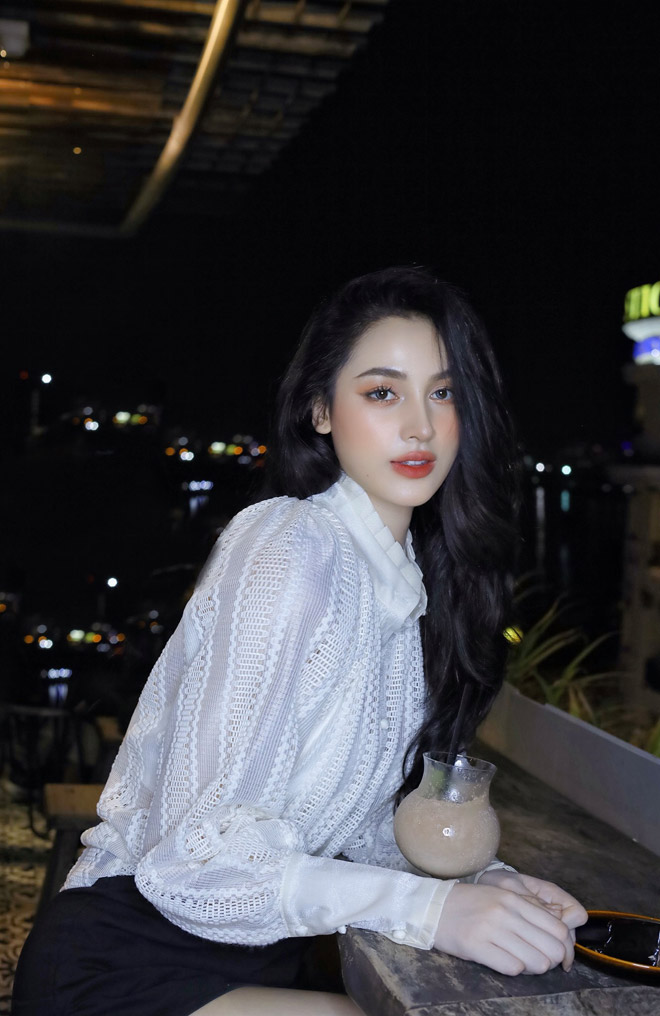 Với đam mê múa từ nhỏ, H Duyên B'krông mơ ước trở thành diễn viên múa chuyên nghiệp. Thi thoảng, hot girl này đảm nhận vai trò làm mẫu ảnh cho các cửa hàng thời trang.