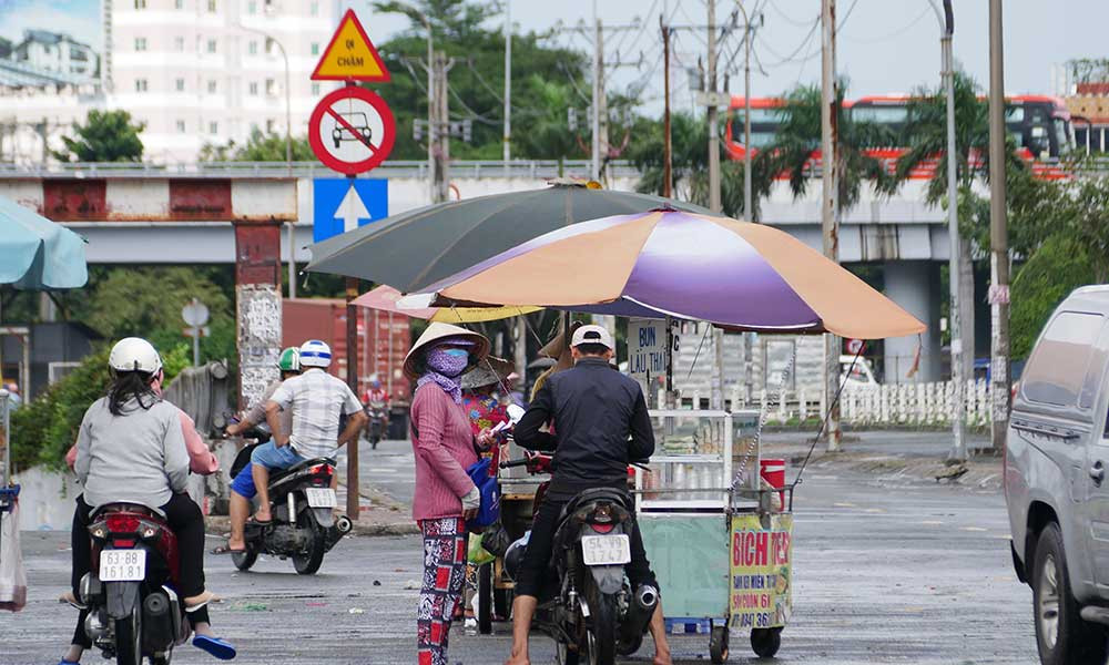 Bị cho tạm dừng việc, chị Huyền đành chấp nhận đi bán vé số để mưu sinh