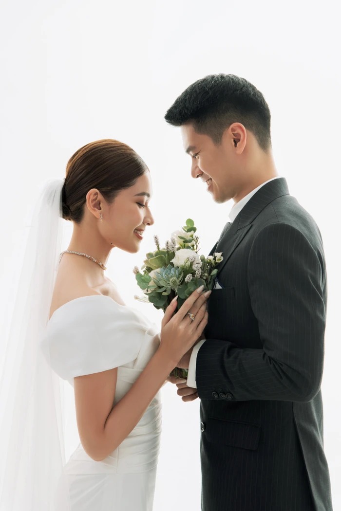 Chồng sắp cưới Á hậu Thùy Dung sở hữu vẻ ngoài điển trai, khiến anh bị nhầm tưởng là người mẫu