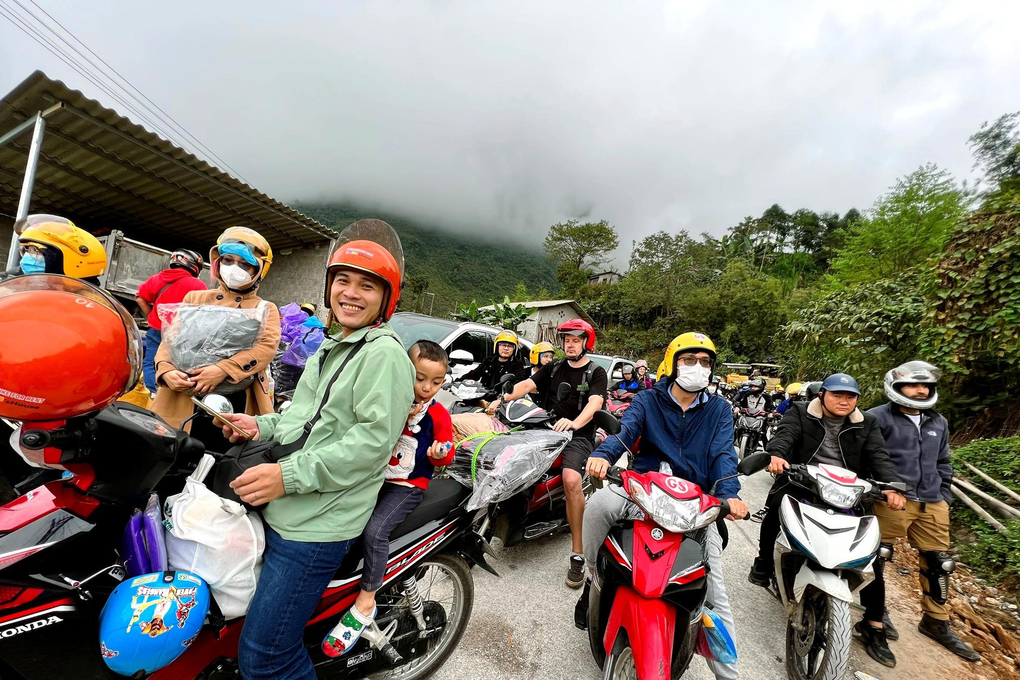 Mọi người chờ đợi để đi qua những đoạn làm đường. Ảnh: Hoàng Mỹ Hạnh