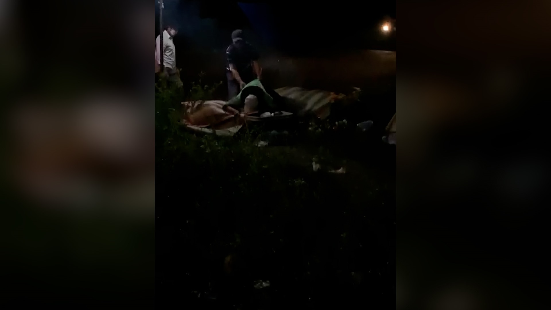 Anh Khoa ôm thi thể vợ và con gào khóc trong sự đau đớn. Ảnh: Minh Hòa