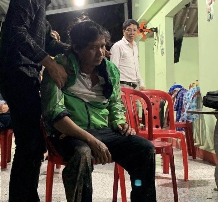 Khuôn mặt thất thần của anh Khoa khi biết vợ và 2 con mình đã ra đi mãi mãi. Ảnh: Minh Hòa