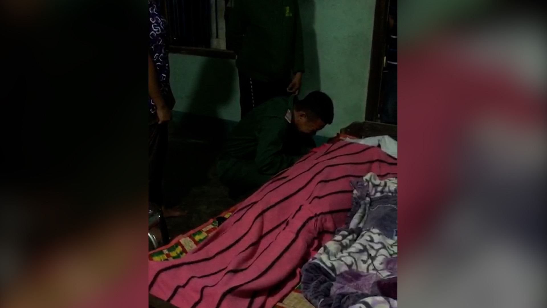 Khiêm (người con cả) òa khóc bên thi thể mẹ và 2 em. Ảnh: Minh Hòa