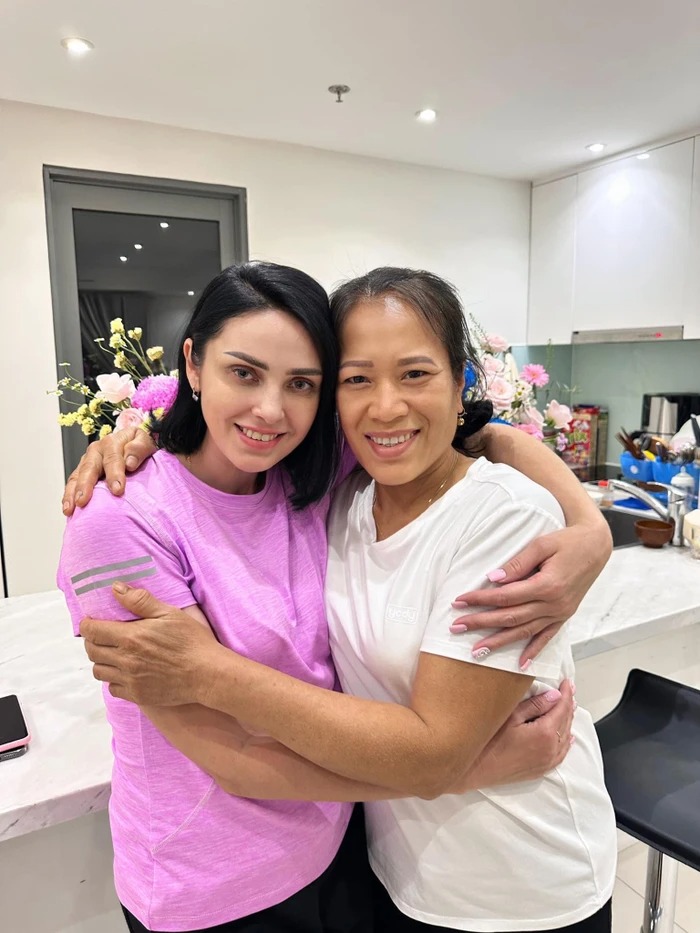 Hai bà thông gia vui vẻ khi gặp nhau.