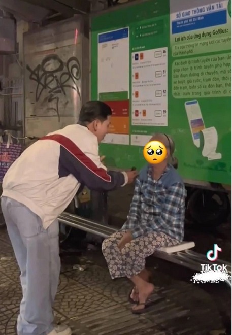 Nờ Ô Nô xuất hiện tại bến xe bus tặng phở cho cụ bà nhưng lại dùng từ ngữ khiếm nhã: 