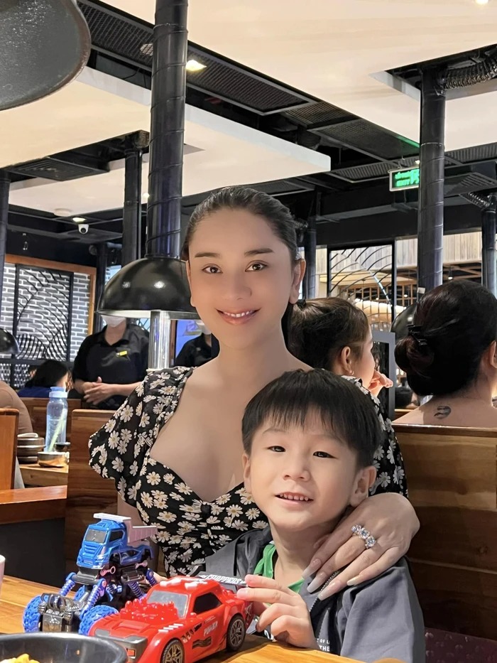 Thông qua cách hành xử của quý tử, người đẹp đã nhận về nhiều lời khen ngợi nhờ việc giáo dục, quan tâm tỉ mỉ tới con trai từ khi còn nhỏ