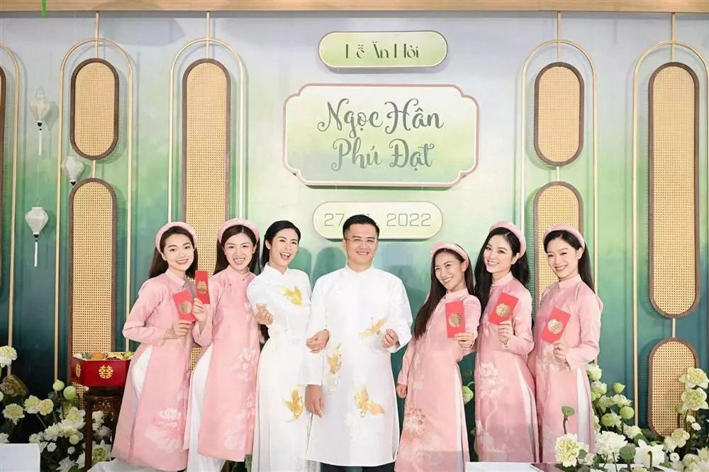 Dàn mỹ nhân bê tráp trong lễ ăn hỏi Ngọc Hân - Phú Đạt, gồm có người đẹp Ngọc Nữ, MC Quỳnh Hoa, diễn viên Lương Thanh, hoa hậu Ngọc Anh, MC Hạnh Quyên. Họ diện áo dài tông hồng pastel thêu hoa sen.