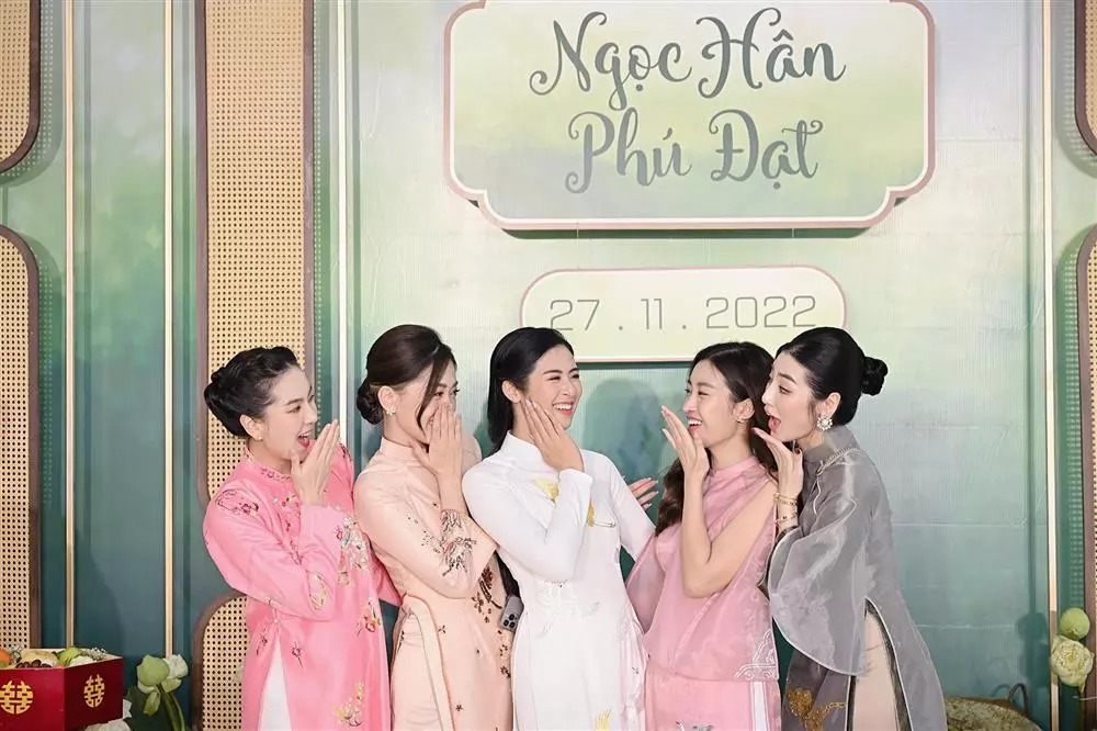 Một số chị em thân thiết của Ngọc Hân như Tú Anh, Đỗ Mỹ Linh, Phương Nga, Phí Thùy Linh, Hồng Quế, MC Mai Ngọc... xuất hiện trong lễ ăn hỏi. 