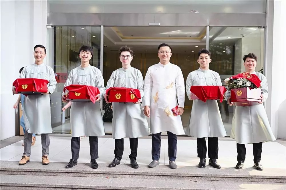 Đội hình bê tráp của nhà trai diện áo dài xanh thiên thanh thêu hoa sen.