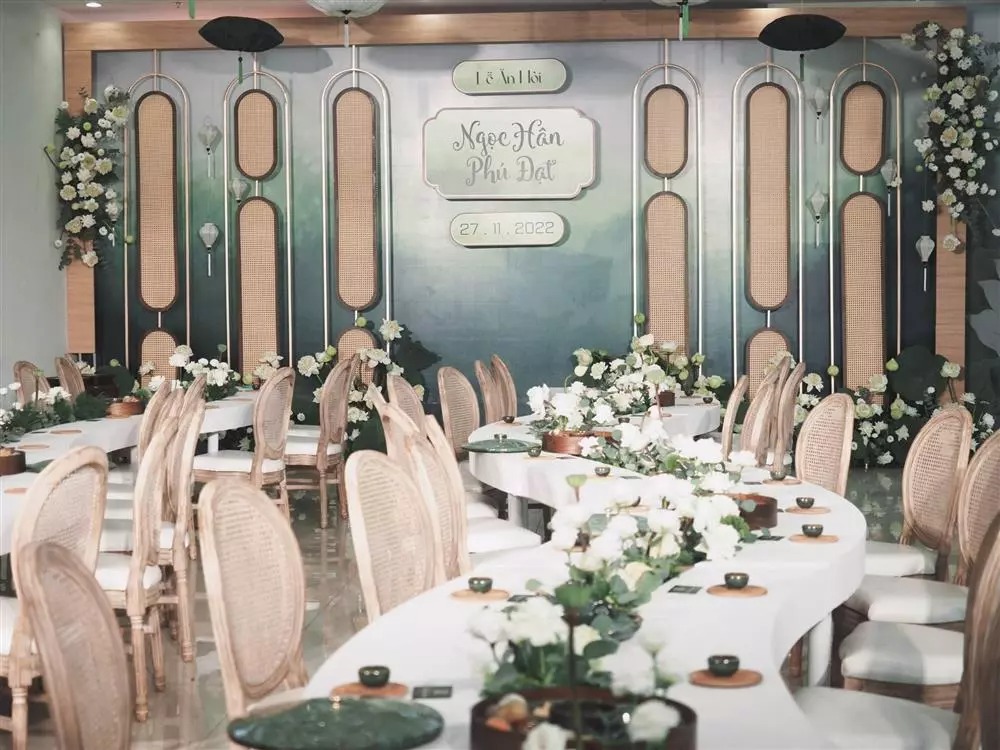 Trong ngày ăn hỏi, Ngọc Hân cho thấy sự đầu tư về ý tưởng trang trí, không gian mang đậm sắc màu truyền thống.