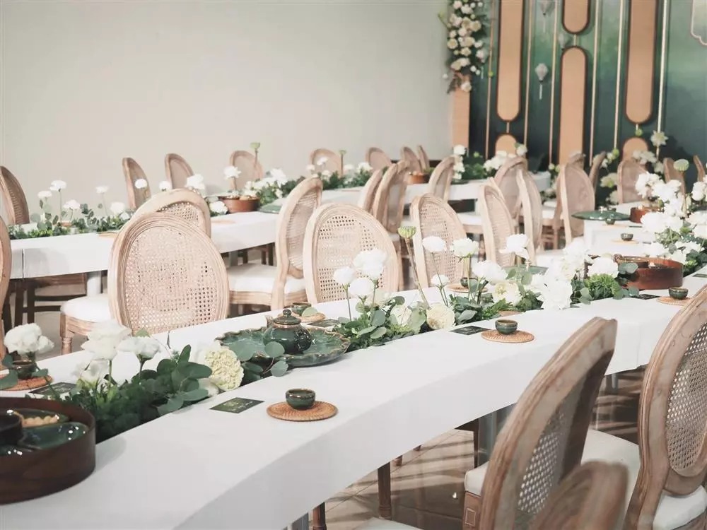 Các họa tiết từ mây tre đan ở cổng chào, backdrop, ghế ngồi... cũng được cô dâu chọn lựa tỉ mỉ để trang trí cho không gian ăn hỏi.