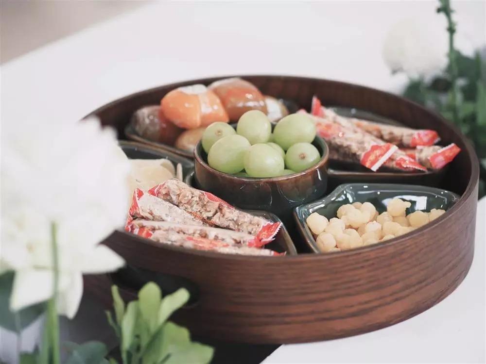 Những đặc sản của Việt Nam cũng được cô dâu tinh tế lựa chọn để thiết đãi khách mời, như trà sen, mứt sen, mứt gừng, kẹo lạc, bánh phu thê...