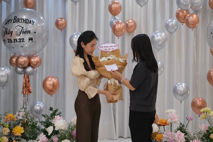 Nữ ca sĩ nâng niu từng món quà khi nhận từ tay người hâm mộ