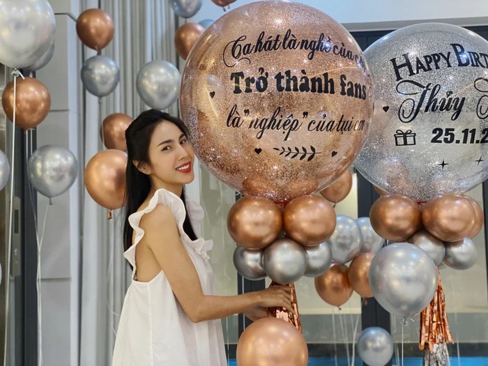 Tuy nhiên sau khi thay sang bộ cánh khác, người đẹp vô tình để lộ thân hình đáng lo ngại