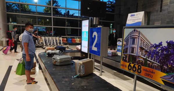 Hành khách đợi lấy hành lý tại sân bay. Ảnh:Dương Ngọc