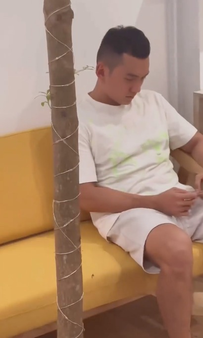 Biểu cảm thay đổi của ông xã Phương Trinh Jolie khi hay tin bà xã mang bầu.