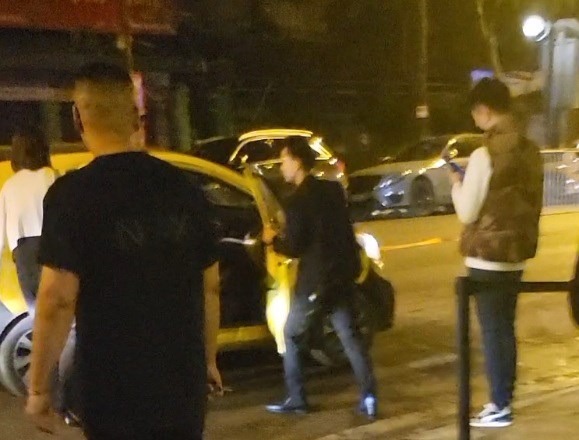 Mỗi tối, hàng chục nhân viên, bảo vệ quán đứng ngay mặt đường để chèo kéo khách.