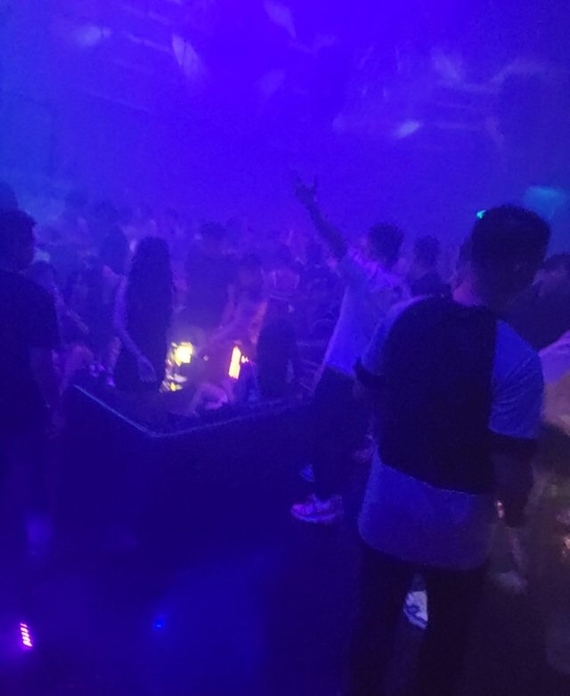 Bên trong nhà hàng là không gian tù túng, chất hẹp, hàng trăm người đang đang lắc lư theo điệu nhạc và làn khói shisha mờ ảo.