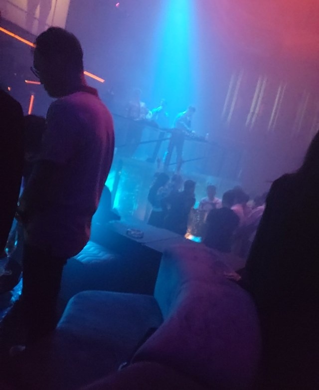 Các bàn ở 'quán bar trá hình' này đông đúc, muốn đặt bàn phải gọi điện thoại trước.