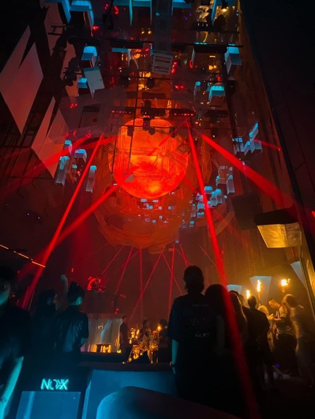 Nhà hàng được trang trí, hoạt động như vũ trường với hệ thống đèn, loa khủng công suất lớn. Ảnh: Fan page NOXX.