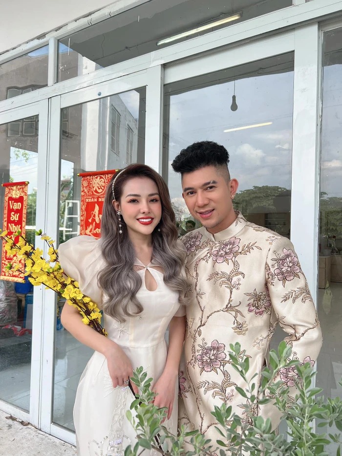 Không vận trang phục hở hang, Ngân 98 kín cổng cao tường và vô cùng đằm thắm trong tà áo dài cách tân.