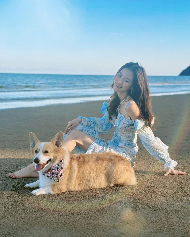 Trên trang cá nhân, Baifern đã có động thái đầu tiên sau khi bạn trai Nine xác nhận hẹn hò. Nữ diễn viên đăng tải ảnh từ chuyến đi biển cùng bố và chú chó cưng