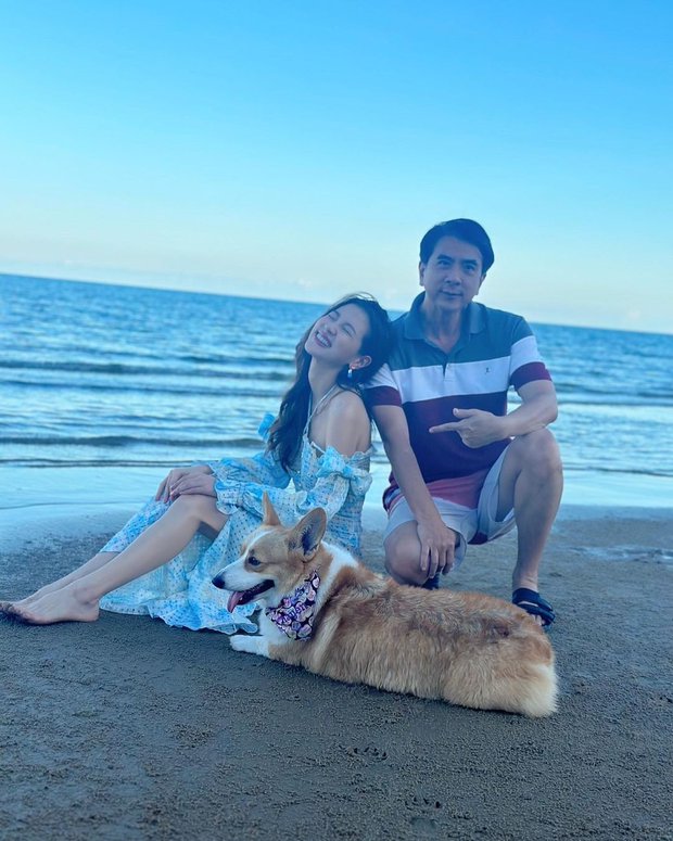 Bố của nữ diễn viên nhận được nhiều lời khen ngợi với ngoại hình phong độ, trẻ hơn tuổi