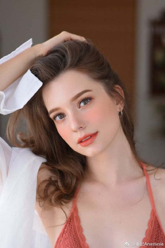 Báo chí Trung Quốc nói rằng cô mang vẻ đẹp lý tưởng mà 99% phụ nữ mong muốn và gọi cô bằng những danh xưng như 