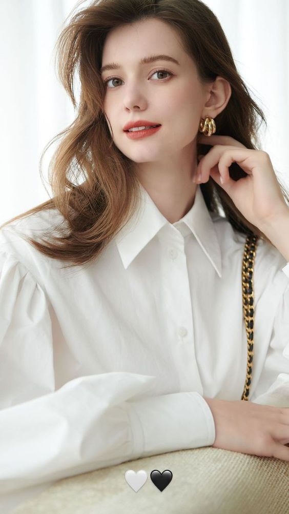 Nhiều người cho rằng cô nàng mang vẻ đẹp pha trộn giữa Audrey Hepburn, Anne Hathaway, Angelababy và Angelina Jolie.