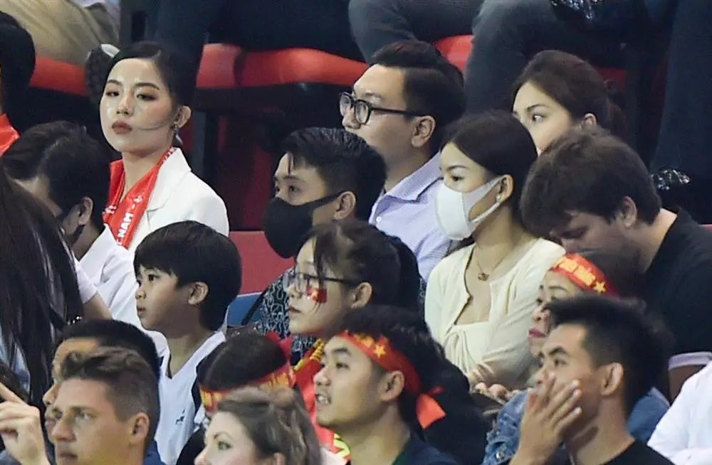 Có mặt trên khán đài, nữ PT đeo khẩu trang, ăn mặc giản dị. Dù vậy sắc vóc của nàng WAGs cũng gây chú ý cực lớn.